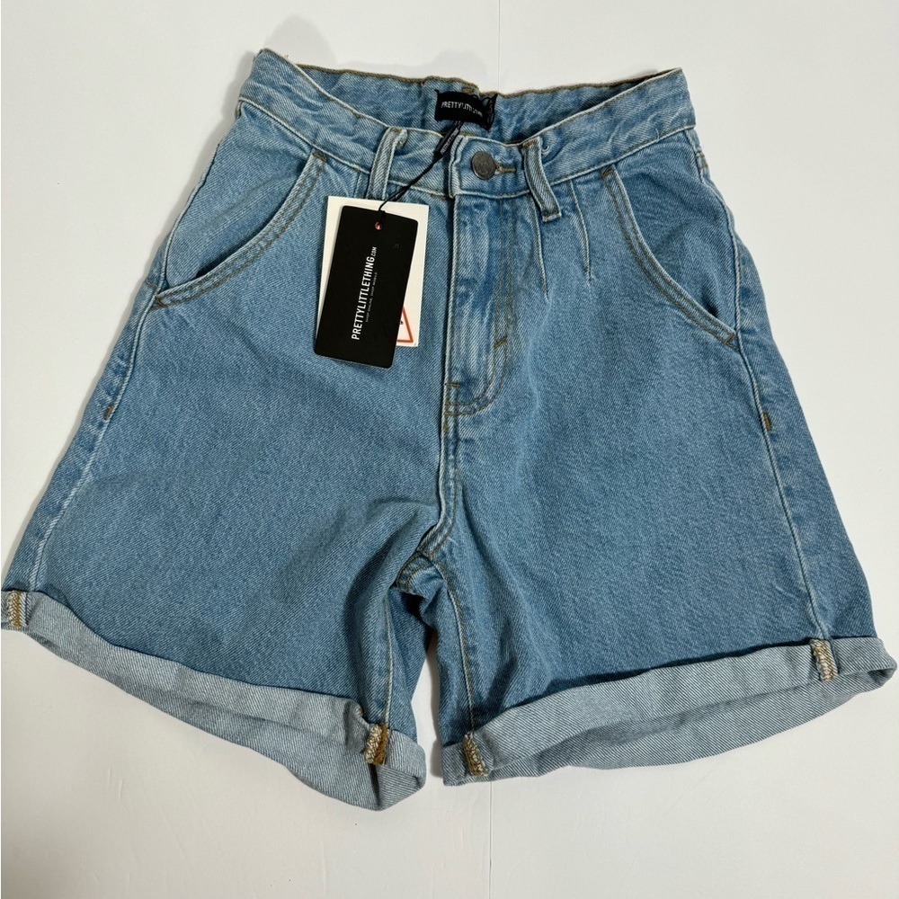 Prettylittlething high waisted shorts women’s size 0 medium wash
